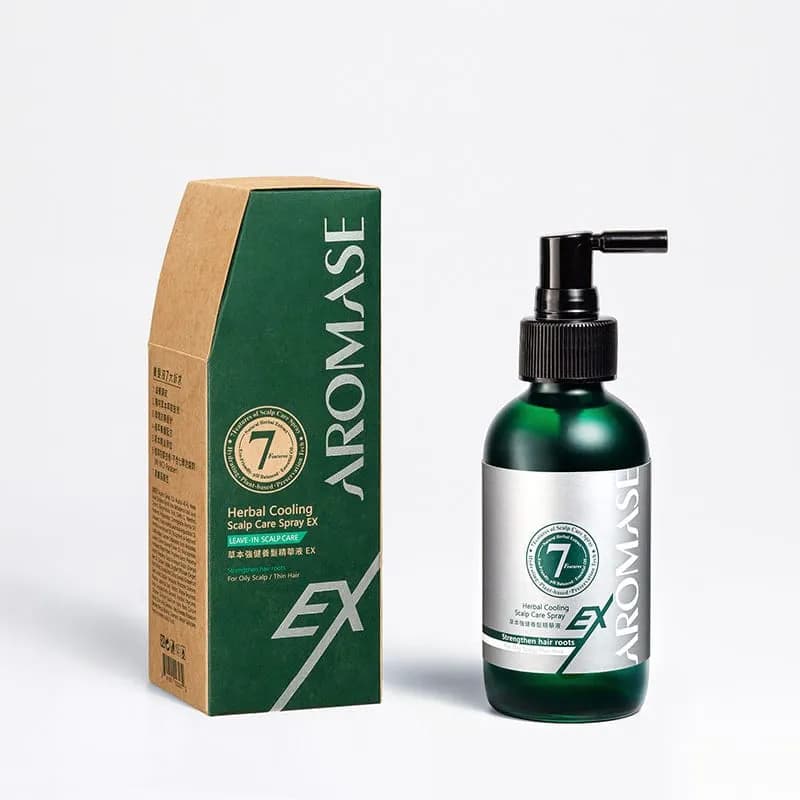 棕色紙盒與深綠色圓瓶並列，包裝印有 AROMASE及 Herbal Cooling Scalp Care Spray EX，瓶身配黑色按壓頭。