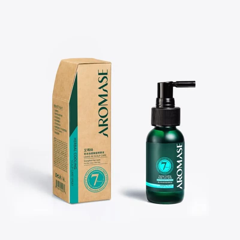 棕色紙盒與深綠色圓瓶並列，兩者印有直排 AROMASE字樣，瓶身配黑色按壓頭及圓形標章。