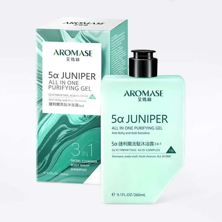 淺綠色瓶裝與同色系紙盒並列，包裝印有 AROMASE、5α JUNIPER及3 IN 1字樣，瓶身配黑色按壓頭。