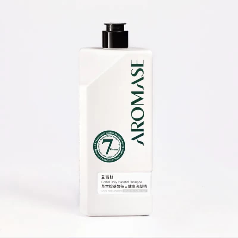 白色背景中央是一瓶白色長方形按壓瓶，瓶身印有直排 AROMASE、艾瑪絲及圓形綠色標章。