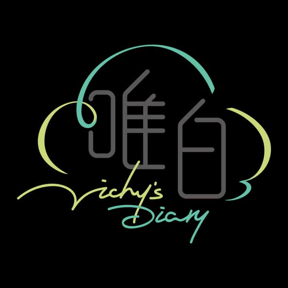 黑色背景中央呈現灰黑色攝影機與鏡頭圖示,外圍以青綠和黃色線條勾勒,底部有青綠色手寫字樣。