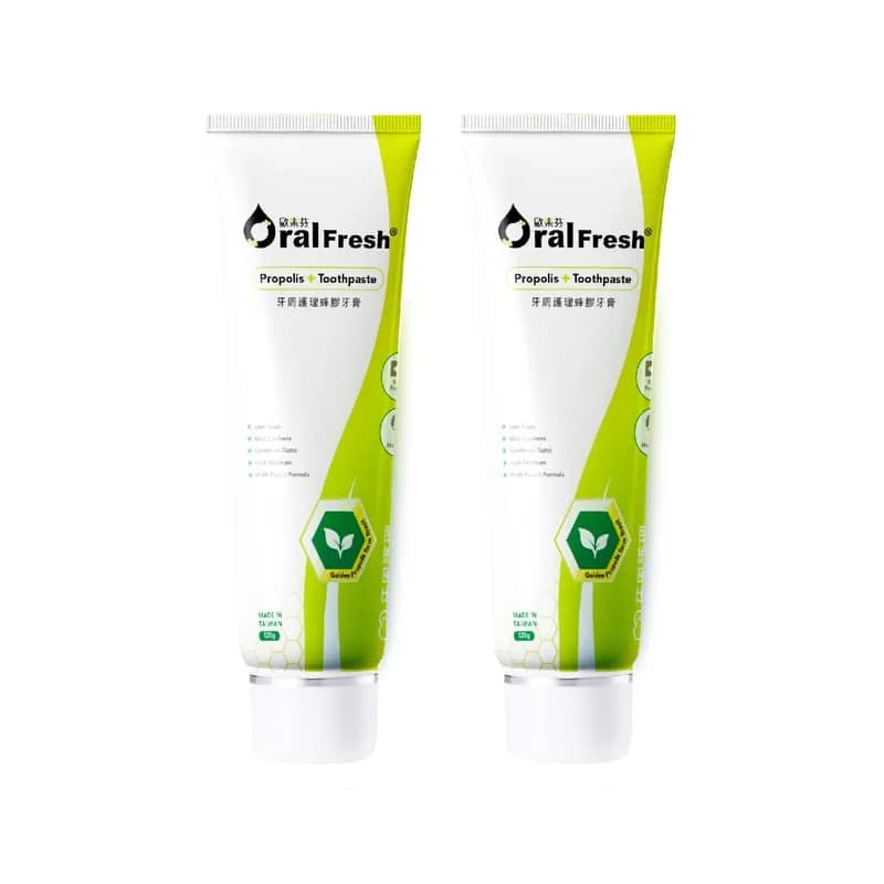 白底上並列兩支白綠色 OralFresh 蜂膠牙膏,包裝印有綠色葉片圖案與蜂膠牙膏文字。