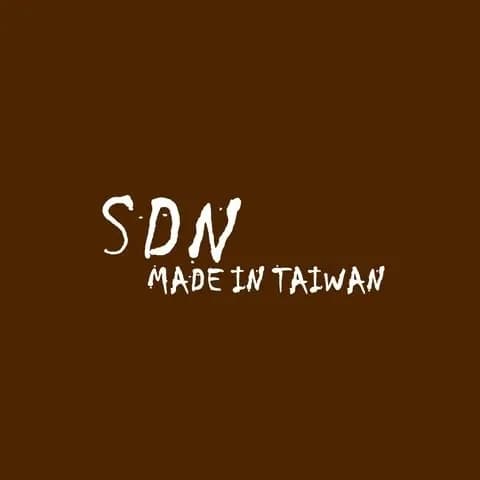 棕色純色背景中央印有白色手寫字樣 SDN MADE IN TAIWAN。