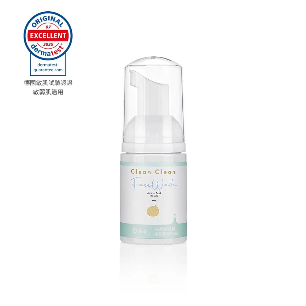 透明按壓瓶置於白色反光平面中央,瓶身標示Clean Clean Face Wash,左上角有德國敏感肌認證圓形徽章。