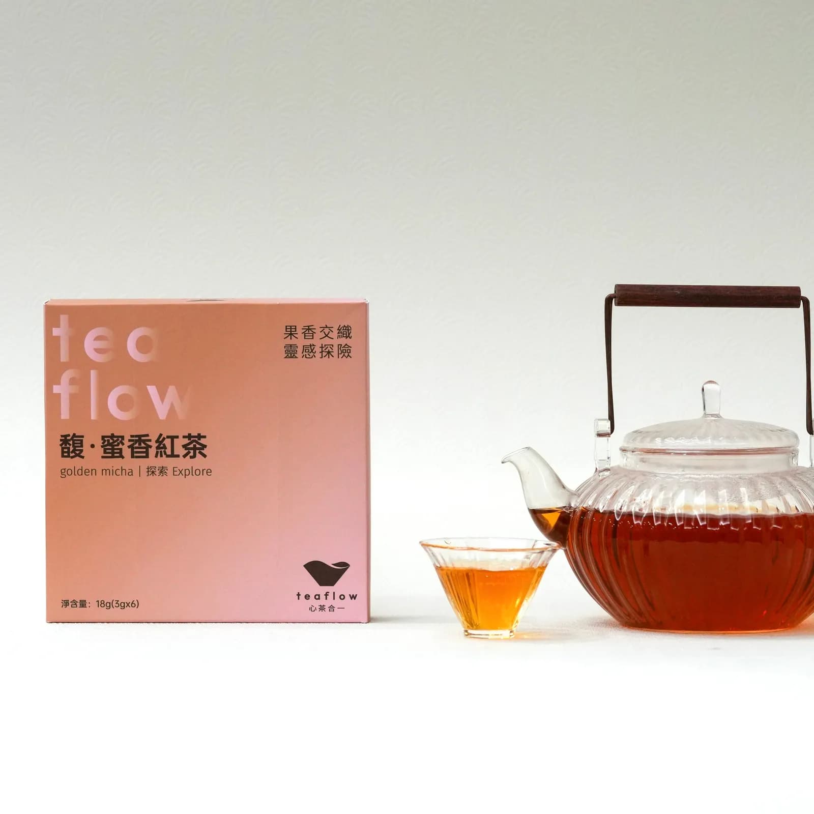 茶壺與茶杯中的茶,搭配產品包裝