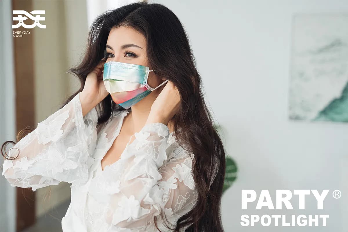 女性佩戴彩色口罩,背景為室內環境。