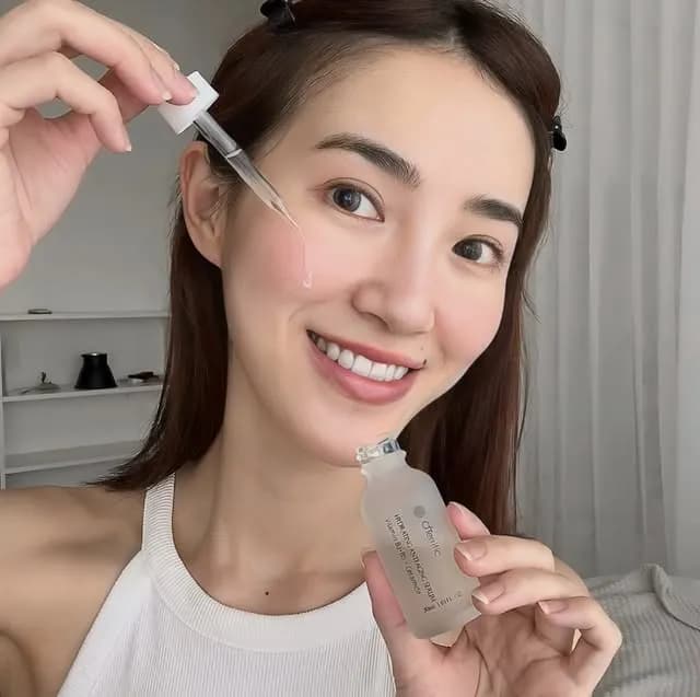 一位女性正在使用 O!Terrific 的產品,展示產品效果。