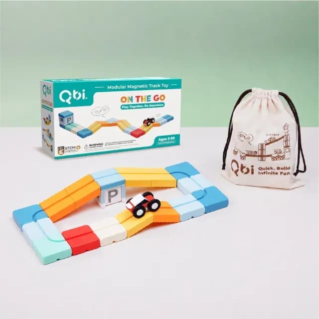 Qbi Toy 的模組化磁性軌道玩具,包含多種顏色的軌道和小車。