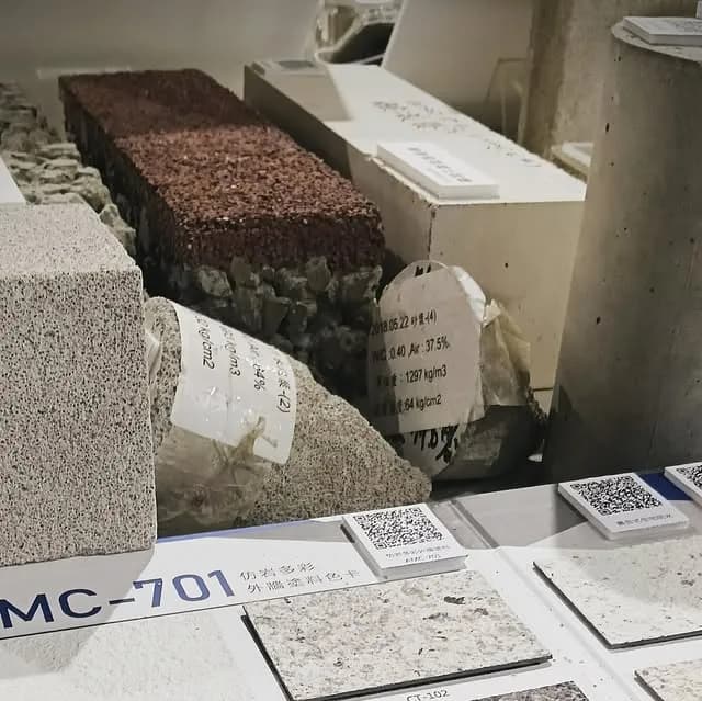 桌面上展示多種具有不同紋理的材料樣本,並附有標籤與 QR code。