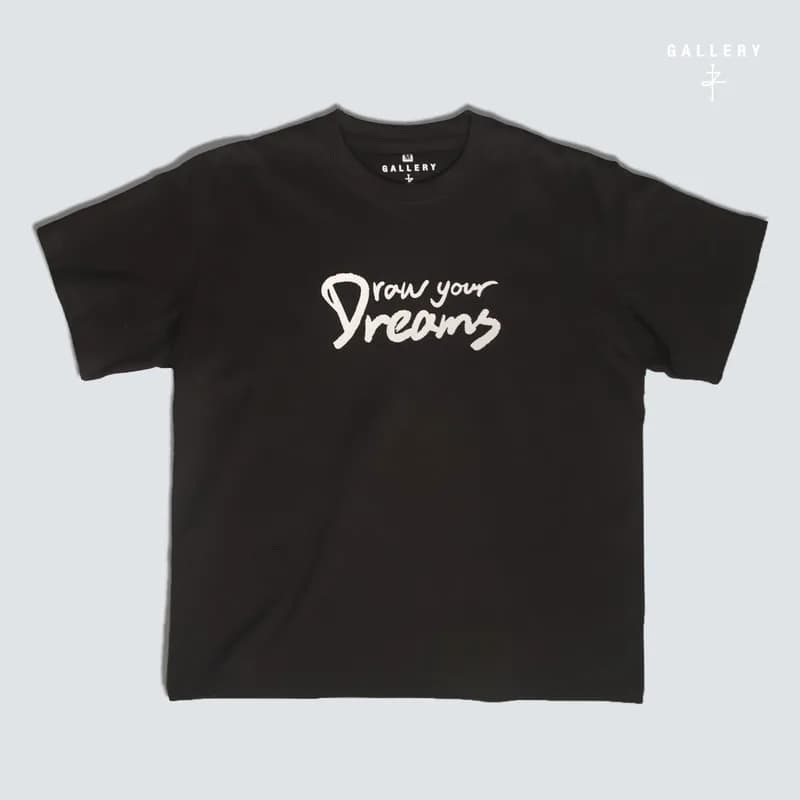 Black T-shirt with the text 'Draw your Dreams' printed on it.