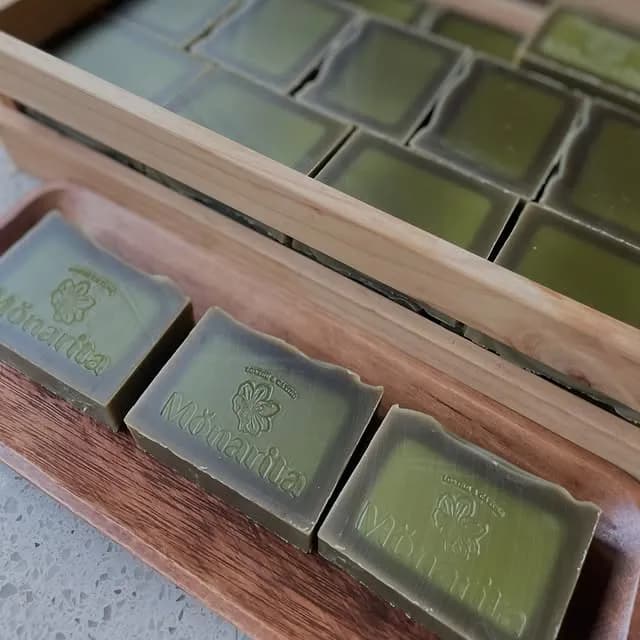 Monarita Soap 的香皂,清晰可見,擺放在木盒中。